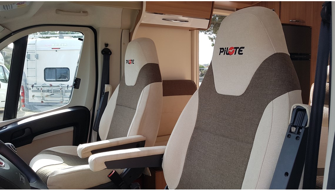 PILOTE ( RESERVADO) - ESSENTIEL P 746 - Caravanlux